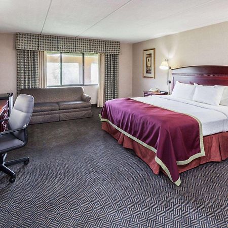 Baymont By Wyndham Michigan City Bagian luar foto